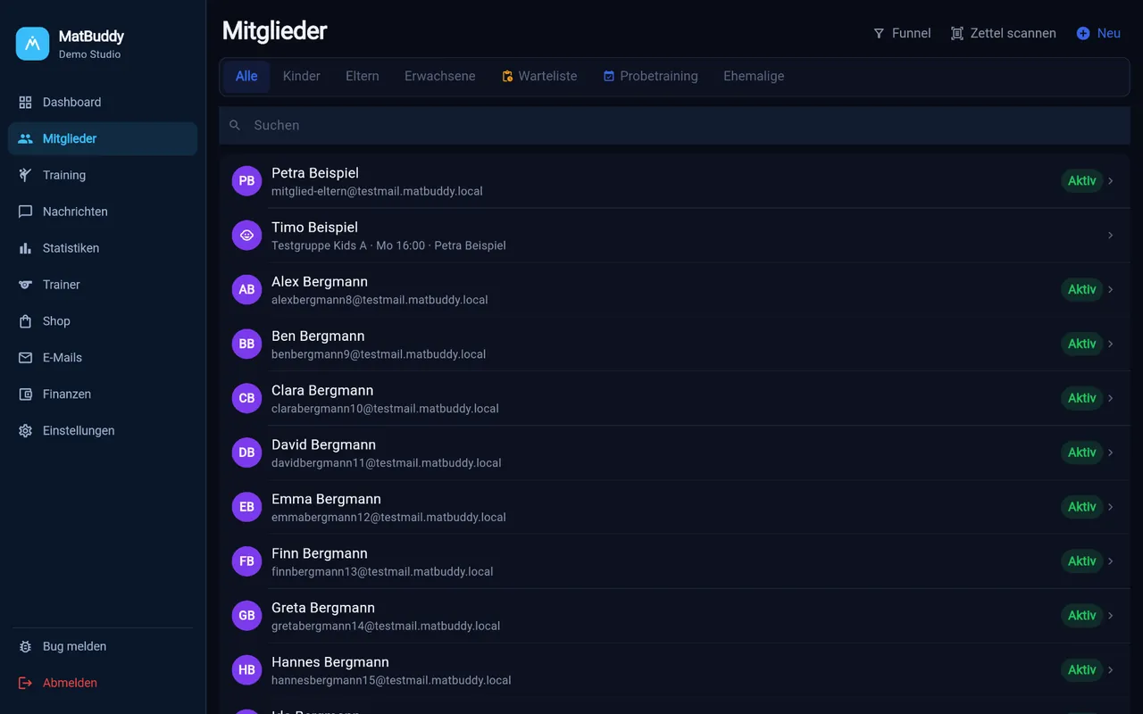 Echtes Bildschirmfoto auf dem Schreibtisch: die Mitgliederverwaltung von MatBuddy, auf kleinen Bildschirmen die MIKIU-Startseite.